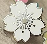 #10: 【ノーブランド品】 かわいい 小さな 桜 モチーフ 校章風 ピンバッジ 2個セット (ホワイト)