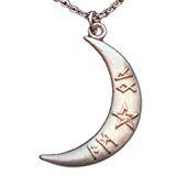 #10: 三日月型のシルバーアクセサリー　クレセントペンダント　神秘的なルーン文字入り（シルバー999）