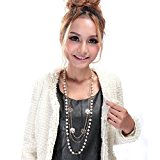 #10: NEOGLORY［ネオグローリー］ 3連 パール 重ねづけ ロング ネックレス フラワー モチーフ付き（ゴールドxホワイト）