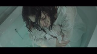 安田レイ、『君と世界が終わる日に』挿入歌「Not the End」のMVを公開(BARKS)