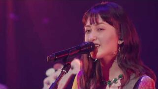 緑黄色社会、『サタステ』『サンステ』共通オープニングテーマ「LADYBUG」のライブ映像を公開(BARKS)